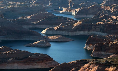 Nhiếp ảnh gia Justin Sullivan đã đi thị sát các hồ và hồ chứa nước ở California, Utah và Arizona để ghi nhận thực trạng này. Trong ảnh, mực nước ở Hồ Powell cạn tới mức trơ phần đá trắng từng ngập dưới nước.